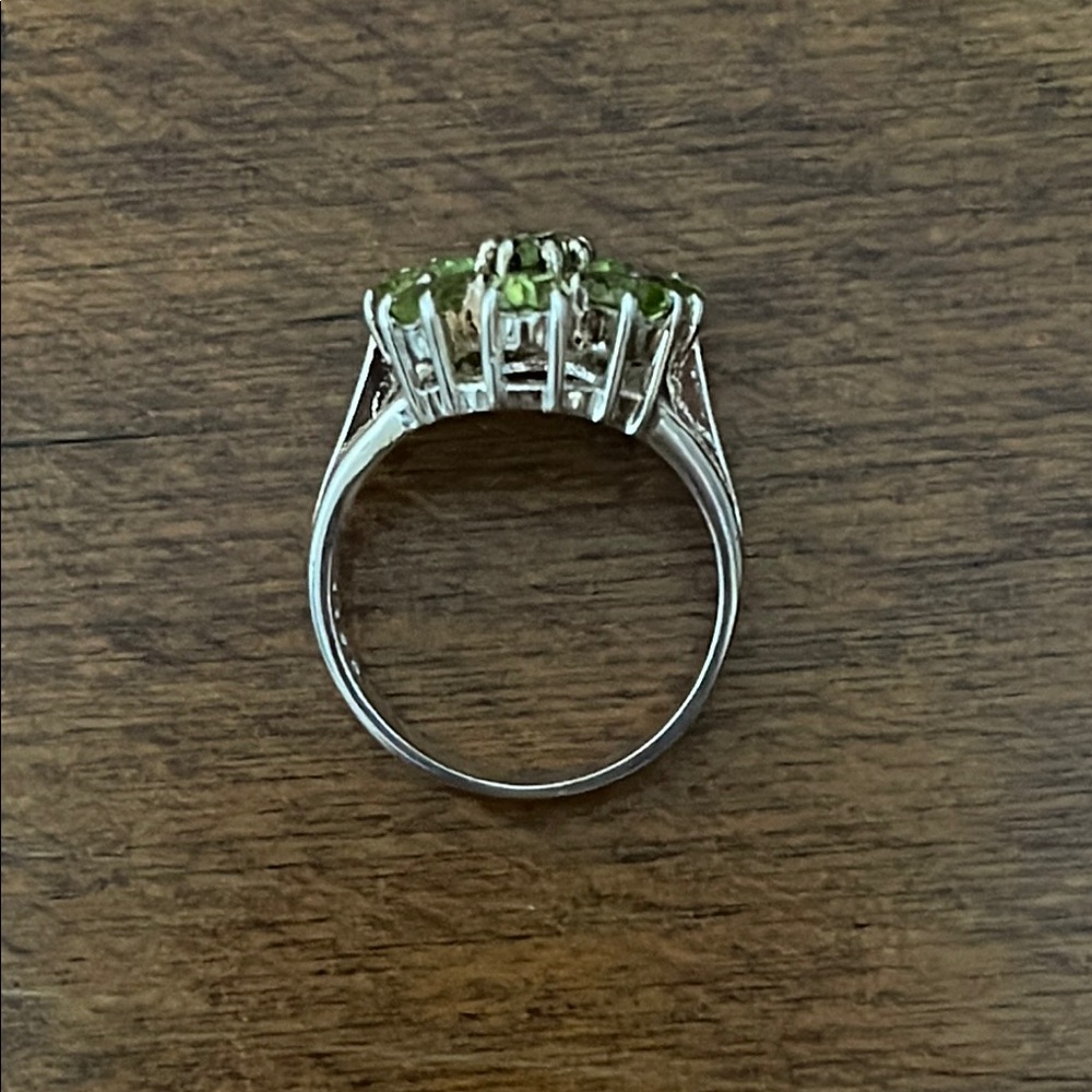 Elegant Sterling Silver & Peridot Flower Ring - Picture 3 of 3